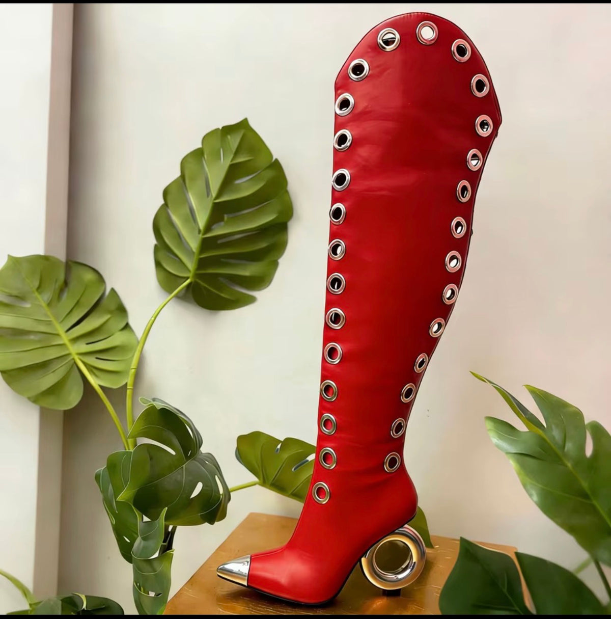 The Scarlett Halo Boot