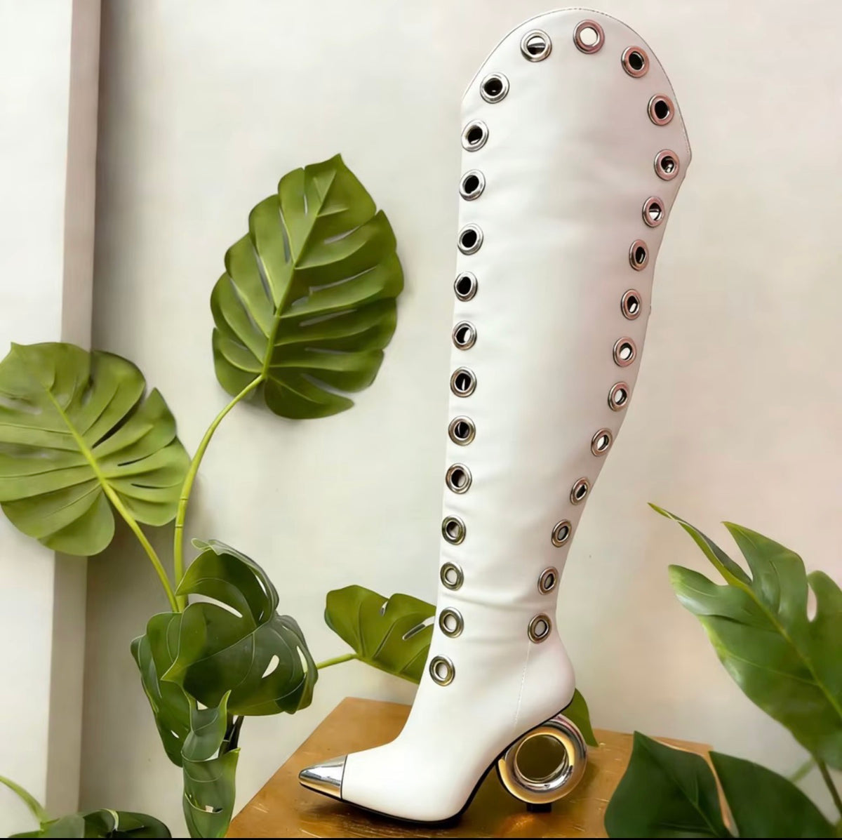 The Scarlett Halo Boot