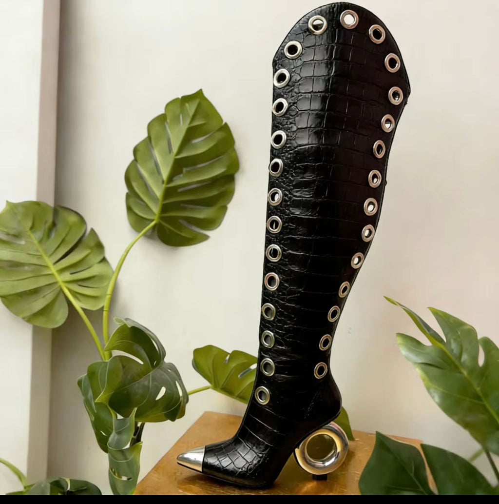 The Scarlett Halo Boot