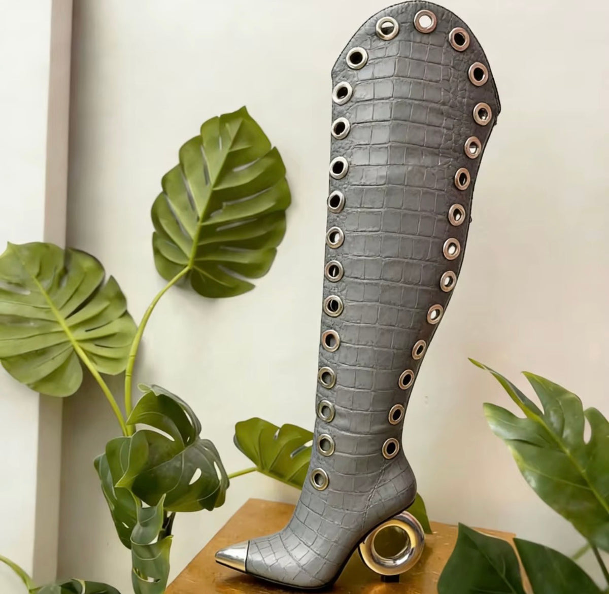 The Scarlett Halo Boot